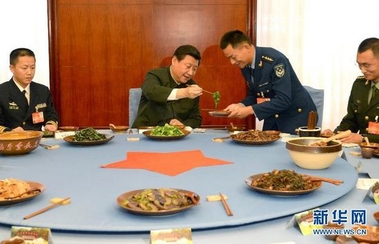 Офицер НОАК получает пищу из рук Председателя|Фото: www.news.cn