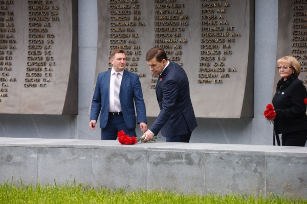 Евгений Куйвашев, День памяти и скорби, возложение цветов|Фото: Департамент информационной политики губернатора