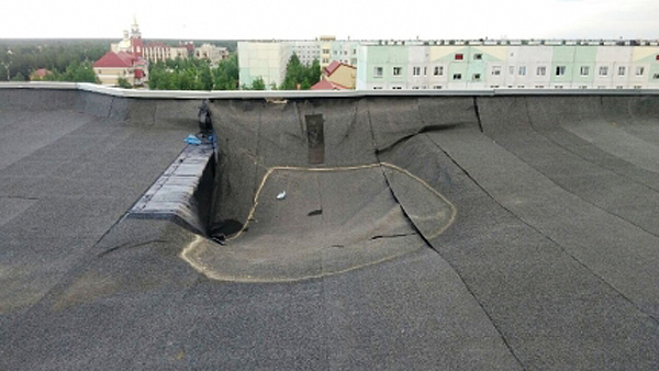 провал крыши в Покачах|Фото: МЧС по Ханты-Мансийскому автономному округу - Югре