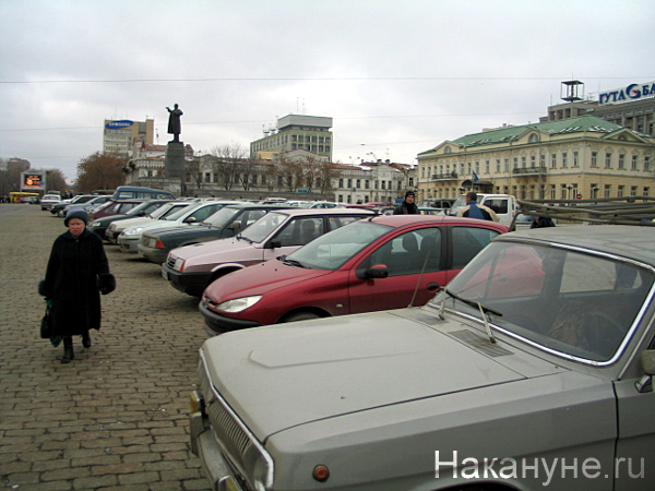 екатеринбург площадь 1905 года стоянка автомобили 100е | Фото: Накануне.ru