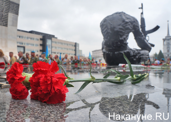 День ВДВ, Екатеринбург, Черный тюльпан, цветы, возложение цветов, гвоздики | Фото: Накануне.RU