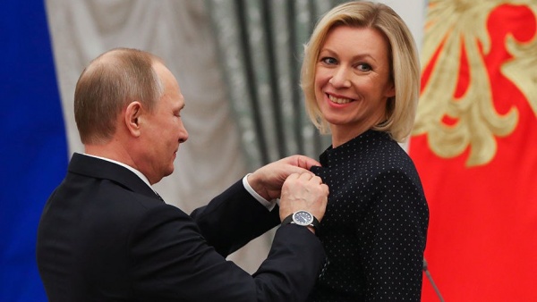Владимир Путин, Мария Захарова, награждение(2017)|Фото: kremlin.ru