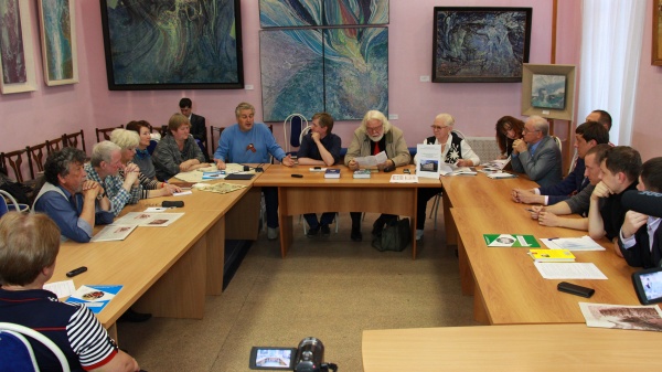 Заседание комитета В защиту культурного наследия, плакат со Сталиным (30.8.17)|Фото: Павел Гурьянов