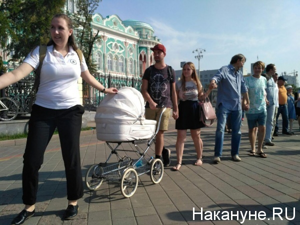 акция, обнимание пруда, Екатеринбург|Фото: Накануне.RU