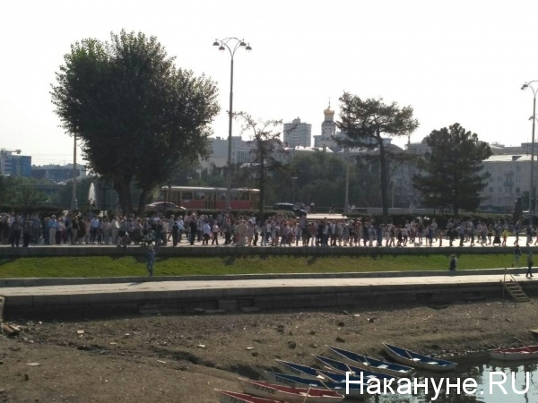 акция, обнимание пруда, Екатеринбург|Фото: Накануне.RU