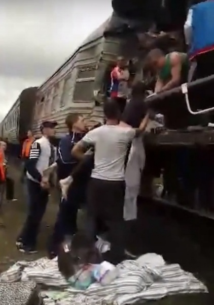 поезд Нижневартовск-Адлер, столкновение с КамАЗом|Фото: youtube.com