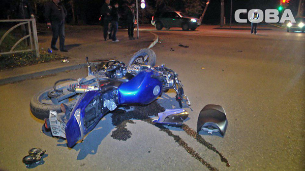 авария, Екатеринбург, мотоцикл, автомобиль, вторчермет|Фото: служба спасения "СОВА"