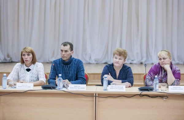 Наталья Комарова, встреча с родителями детей пострадавших в ДТП|Фото: admhmao.ru
