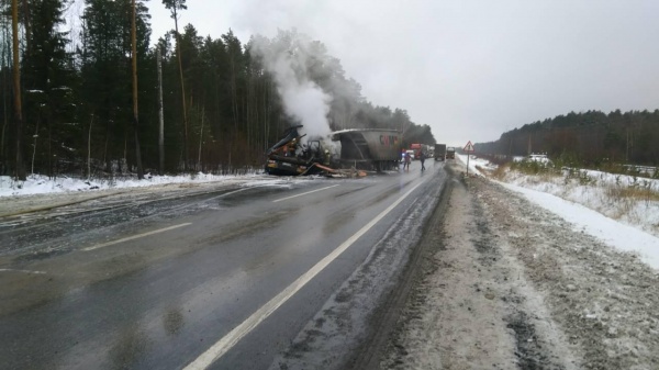Авария, 541 км трассы Тюмень - Ханты-Мансийск, два грузовика|Фото: Управление ГИБДД по Тюменской области