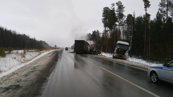 Авария, 541 км трассы Тюмень - Ханты-Мансийск, два грузовика|Фото: Управление ГИБДД по Тюменской области