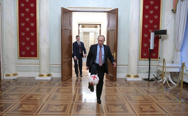 Владимир Путин мяч Красава(2017)|Фото: пресс-служба президента России