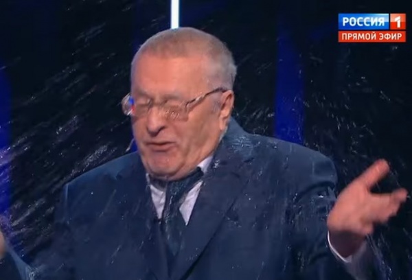 Владимир Жириновский облит водой, дебаты(2018)|Фото: Youtube
