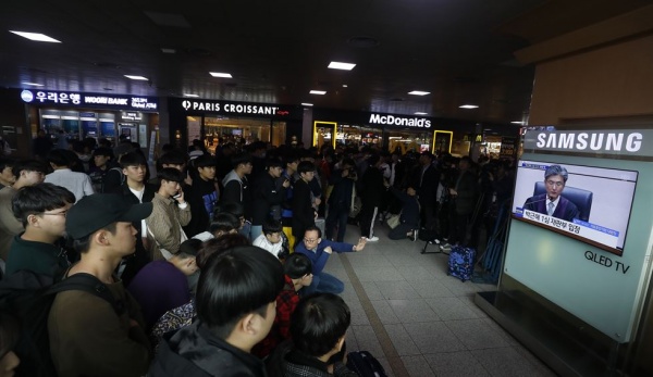 Трансляция приговора Пак Кын Хе на сеульском вокзале(2018)|Фото: www.koreatimes.co.kr