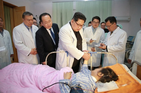 Ким Чен Ын навестил в больнице пострадавших китайских туристов(2018)|Фото: kcna.kp