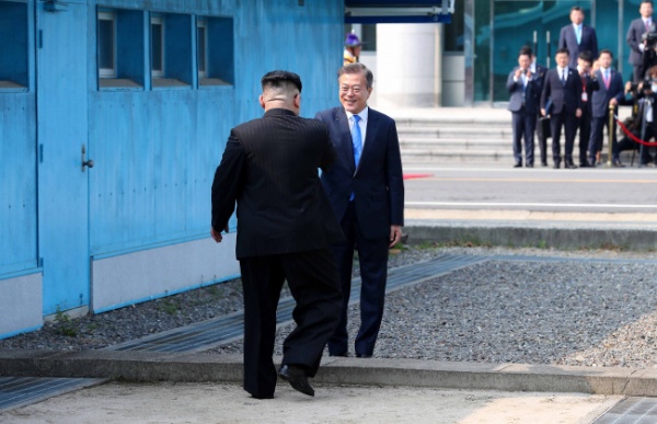 Рукопожатие лидеров корейских государств через демаркационную линию(2018)|Фото: www.koreaherald.com