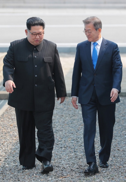 Встреча Ким Чен Ына и Мун Чжэ Ина(2018)|Фото: www.koreaherald.com