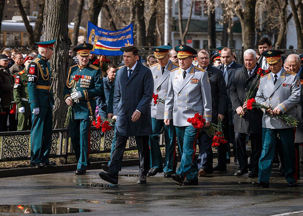 возложение цветов, памятник Жукову, Евгений Куйвашев, военнослужащие, ветераны(2018)|Фото: ДИП СО