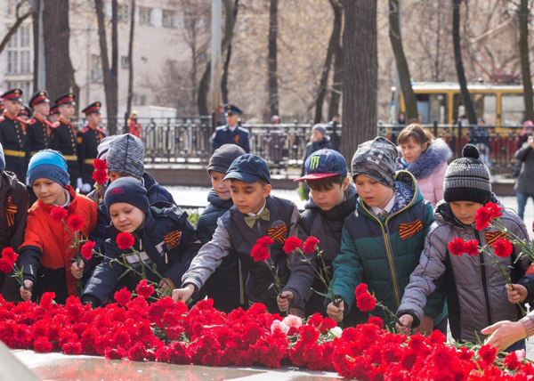 возложение цветов, памятник Жукову(2018)|Фото: ДИП СО