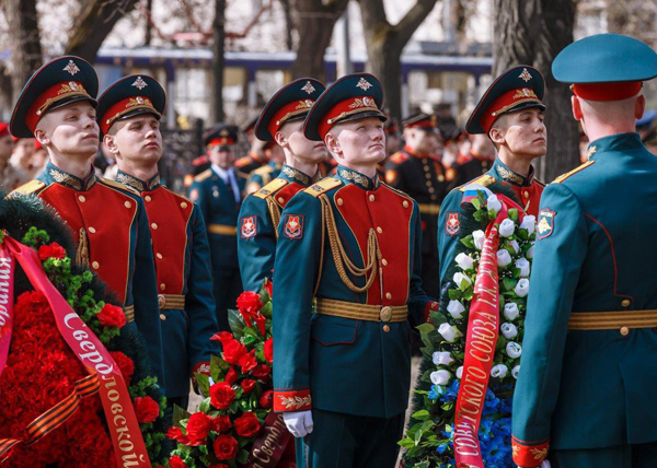 возложение цветов, памятник Жукову, военнослужащие(2018)|Фото: ДИП СО