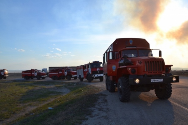 пожар, горящее поле, пожарные машины(2018)|Фото: Пресс-служба ГУ МЧС России по Челябинской области