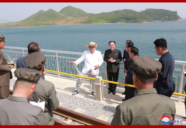 Ким Чен Ын на открытии железнодорожного моста(2018)|Фото: kcna.kp