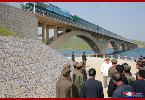 По мосту, открытому уважаемым верховным руководителем Ким Чен Ыном проехал первый поезд(2018)|Фото: http://www.kcna.kp/