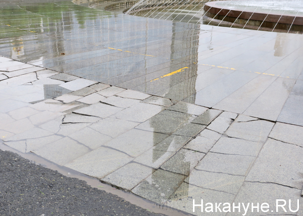 разрушенная плитка, Октябрьская площадь, Екатеринбург(2018)|Фото: Накануне.RU
