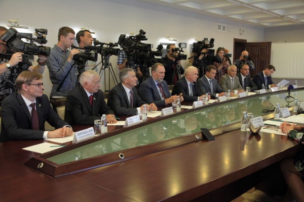 Александр Моор, Дмитрий Артюхов, врио губернатора, встреча с депутатами(2018)|Фото: Правительство Тюменской области