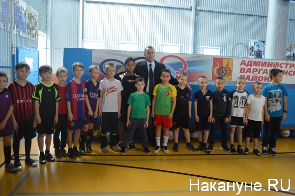 Вадим Шумков попросил маленьких футболистов сделать фотографию на память(2018)|Фото:Накануне.RU