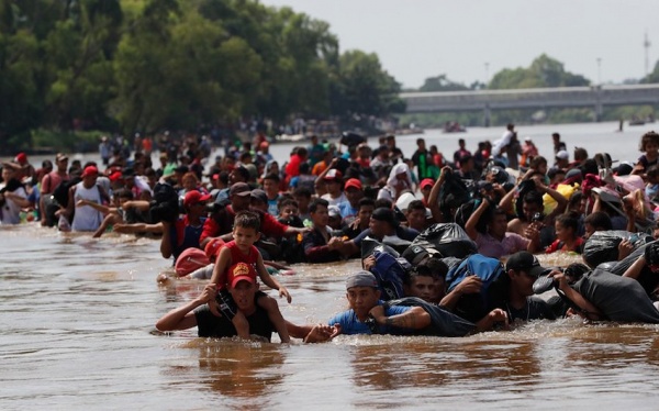 Мигранты переходят границу Гватемалы и Мексики(2018)|Фото:mexiconewsdaily.com