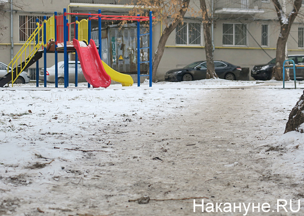 грязь, двор, детская площадка(2018)|Фото: Накануне.RU