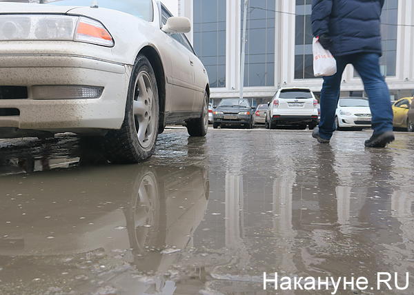 грязь, машина, прохожий(2018)|Фото: Накануне.RU