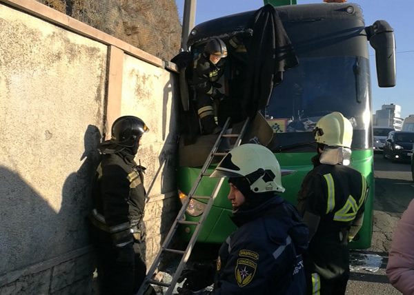 ДТП, автобус с детьми врезался в стену(2018)|Фото: 25.mchs.gov.ru