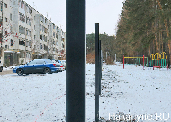 ул. Амундсена, 135, детская площадка, забор(2018)|Фото: Накануне.RU