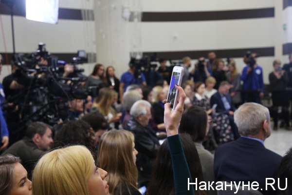 телефон, журналист, пресс-конференция Моора(2018)|Фото: Накануне.RU