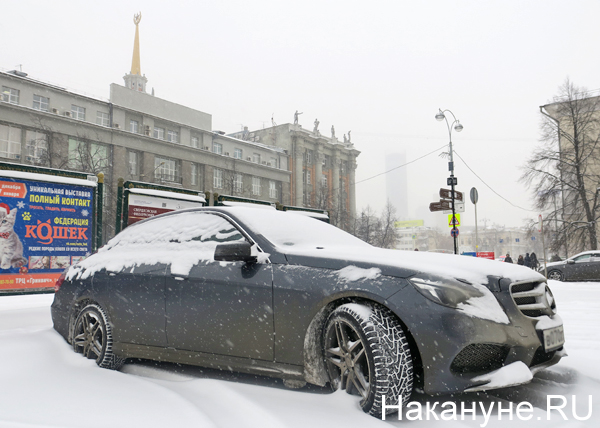 снег, машина, мэрия Екатеринбурга(2019)|Фото: Накануне.RU