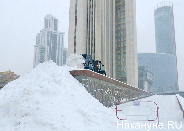 снегопад, сугроб, уборка снега, трактор, здание правительства(2019)|Фото: Накануне.RU