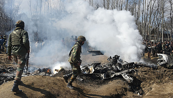 солдаты, обломки самолета ВВС Индии, Кашмир, 27 февраля 2019 года(2019)|Фото: Tauseef Mustafa / AFP / Scanpix / LETA