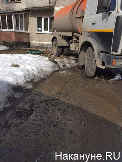 Камышлов, канализация, грязь(2019)|Фото: Накануне.RU