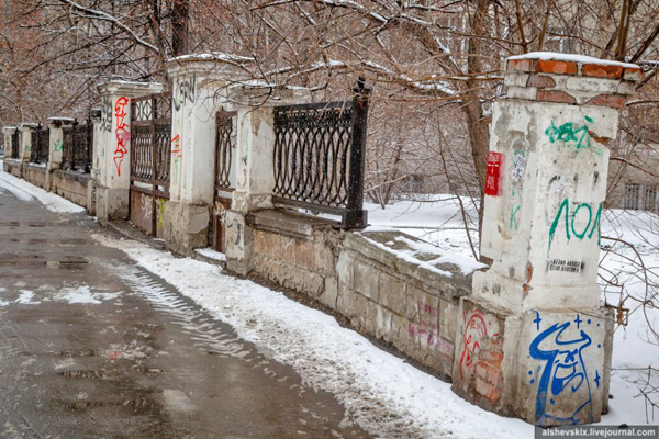 сломанный забор, сквер, Шейнкмана, 19(2019)|Фото: Андрей Альшевских