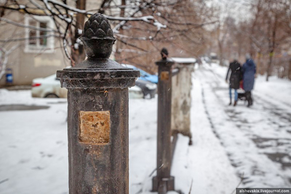 сломанный забор, сквер, Шейнкмана, 19(2019)|Фото: Андрей Альшевских