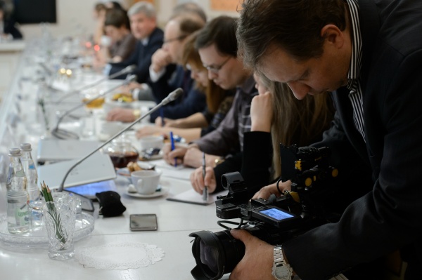 пресс-конференция, журналисты, фотоаппарат, телефон, кружка(2019)|Фото:пресс-служба правительства Воронежской области