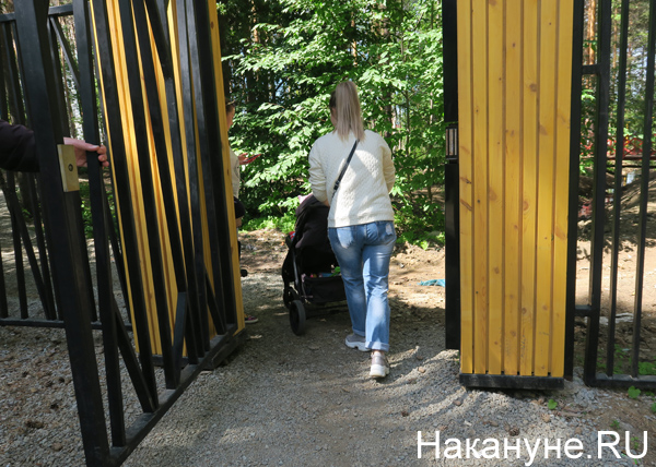 открытая дверь в заборе в лесной зоне рядом с ЖК WOODS(2019)|Фото: Накануне.RU