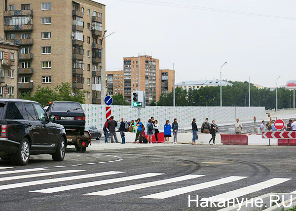 Макаровский мост, машины, пешеходы(2019)|Фото: Накануне.RU