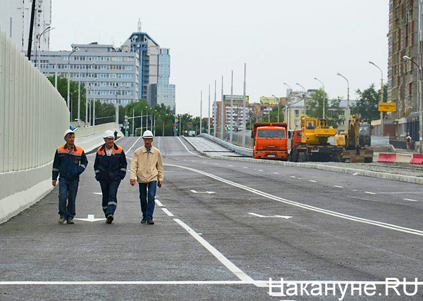 Макаровский мост, машины, строители(2019)|Фото: Накануне.RU