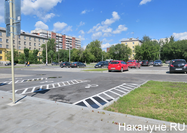 парковка рядом со строением на ул. 8 Марта, 63(2019)|Фото: Накануне.RU