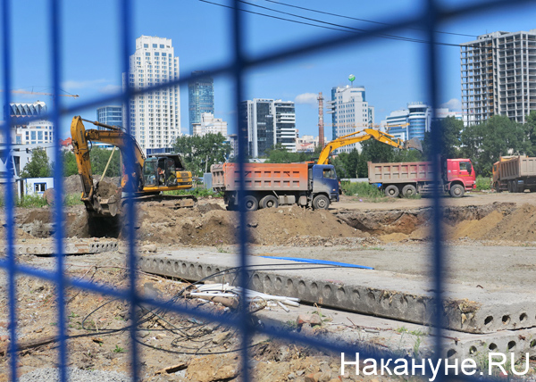 строительная техника на месте будущей ледовой арены УГМК(2019)|Фото: Накануне.RU