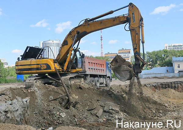 строительная техника на месте будущей ледовой арены УГМК(2019)|Фото: Накануне.RU