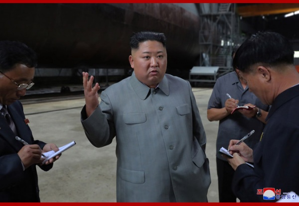 Ким Чен Ын у борта новой подводной лодки(2019)|Фото: kcna.kp