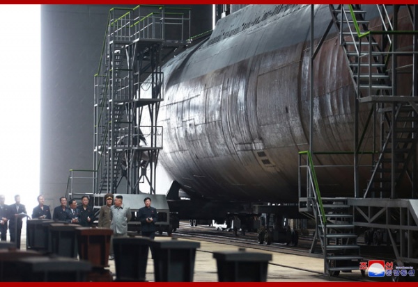 Ким Чен Ын осматривает новую подводную лодку(2019)|Фото: kcna.kp